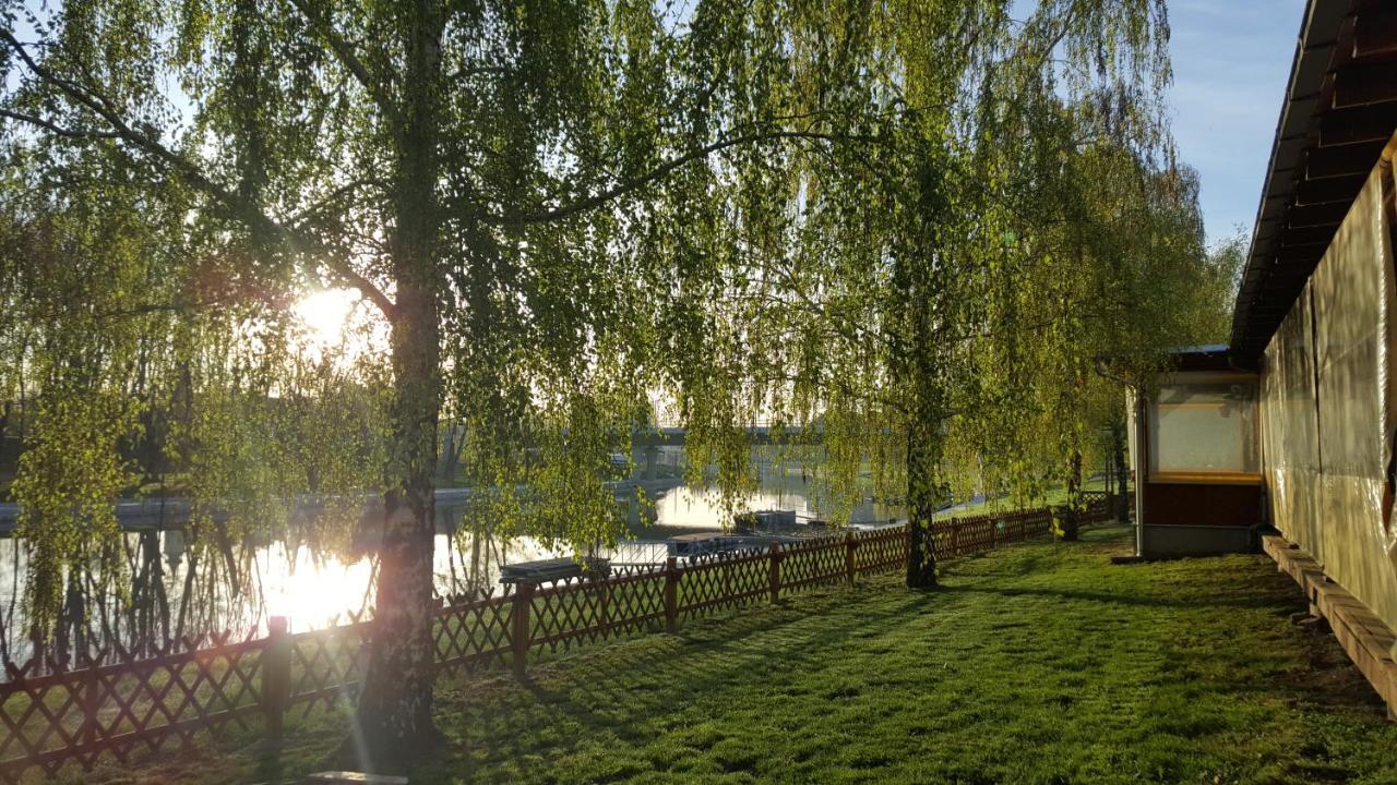 Amstel Hattyú Panzió Győr Exterior foto